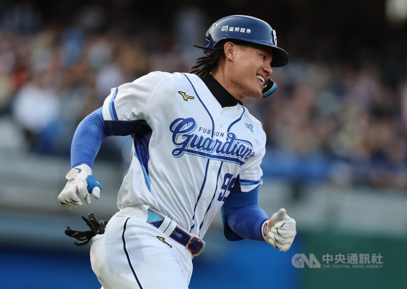 中華職棒富邦悍將隊張育成(圖)3月上場打擊跑壘。(中央社檔案照片)