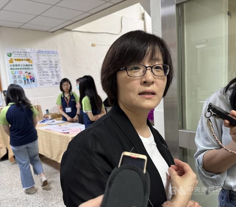 「狼醫查詢平台」進度,衛福部醫事司司長劉越萍(圖)12日說明目前正等司法院回覆,將與醫事人員查詢系統整合,最快8月提供判決確定的性平案件資訊。中央社記者沈佩瑤攝 114年7月12日