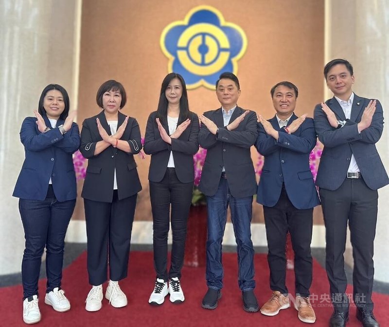 罷免投票邁入倒數階段，國民黨桃園市第6選區立委邱若華（左1）持續在臉書（Facebook）分享爭取到的地方交通改善、建設，並與黨籍立委一同團結反罷免。（翻攝照片）中央社記者葉臻傳真　114年7月12日