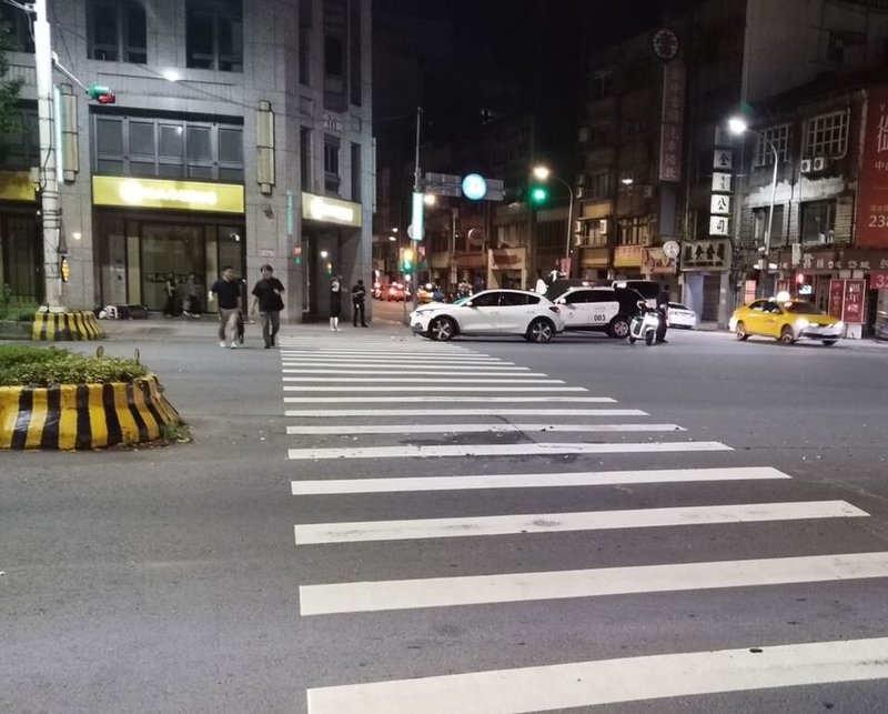 台北市警察局中山分局中山一派出所蔡姓員警12日凌晨騎警用機車趕赴處理糾紛案，在中山北路口左轉時遭計程車撞擊，蔡姓員警重傷送醫搶救。（警方提供）中央社記者劉建邦傳真  114年7月12日