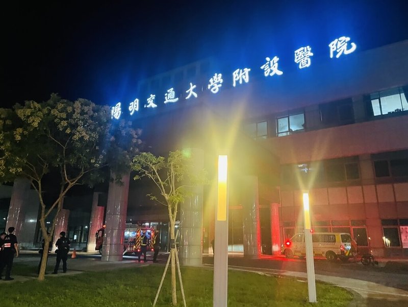 國立陽明交通大學附設醫院蘭陽院區5樓電氣室的弱電箱，13日凌晨起火冒出黑煙，院方緊急疏散102人，幸無人員受傷。（讀者提供）中央社記者王朝鈺傳真　114年7月13日