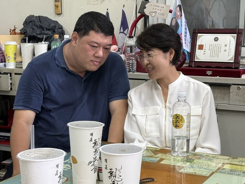 民進黨籍南投縣議員陳玉鈴罷免案13日投、開票,南投縣長許淑華(右)與國民黨立委游顥(左)都現身國民黨竹山鎮黨部關注開票結果。中央社記者蕭博陽攝 114年7月13日