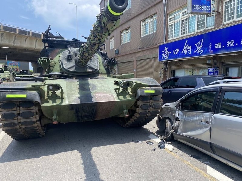 陸軍第六軍團指揮部13日表示,轄屬單位一輛CM11戰車上午執行演習任務機動期間,行經大園區漁港路時不慎與對向民車擦撞,無人員受傷。(桃園市警察局大園分局提供)中央社記者吳睿騏桃園傳真 114年7月13日