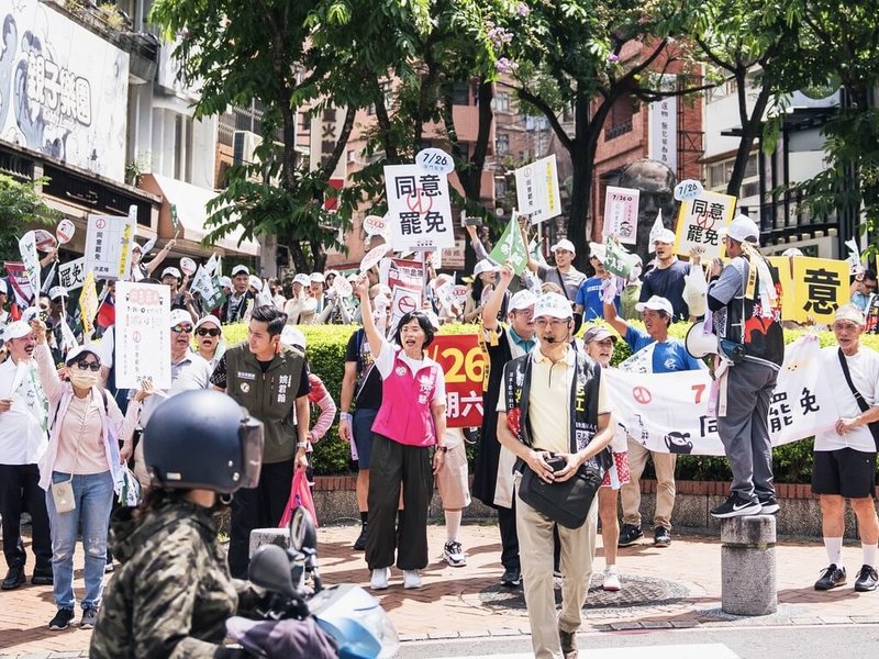 民進黨新北市黨部主委蘇巧慧(中粉色背心者)13日與罷免團體成員一同走上街頭,齊聲呼籲「同意罷免」,希望選民26日務必出門投下同意票。(民進黨新北市黨部提供)中央社記者王鴻國傳真 114年7月13日
