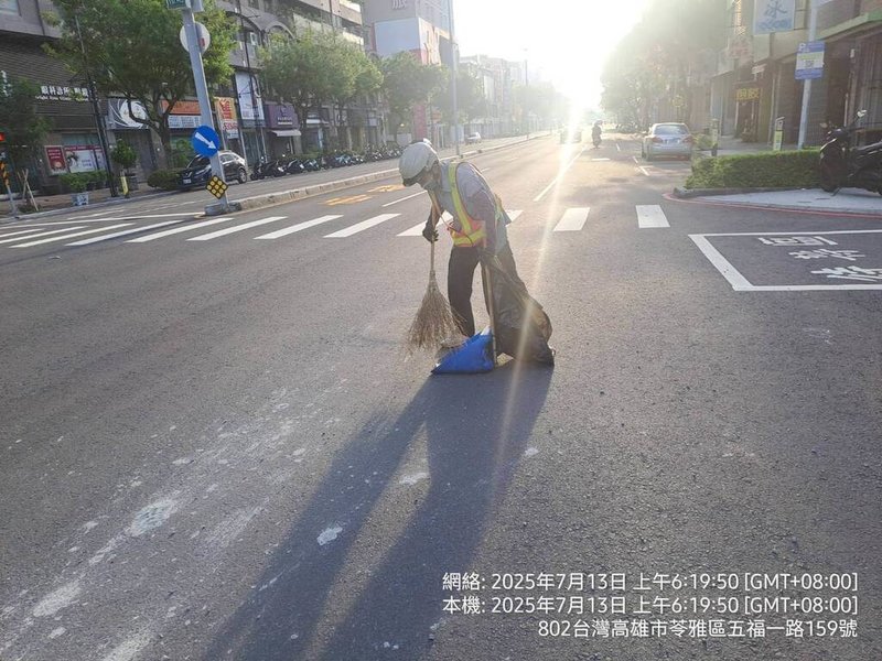 高雄苓雅區五福一路12日晚間有民眾通報,指道路有大量碎砂石影響通行,經高雄市政府環保局追查,13日確認污染源為一輛預拌混凝土車,後續將依法開罰並向預拌混凝土車業者求償計新台幣2萬1190元的清除作業所需費用。(高雄市環保局提供)中央社記者張已亷傳真 114年7月13日