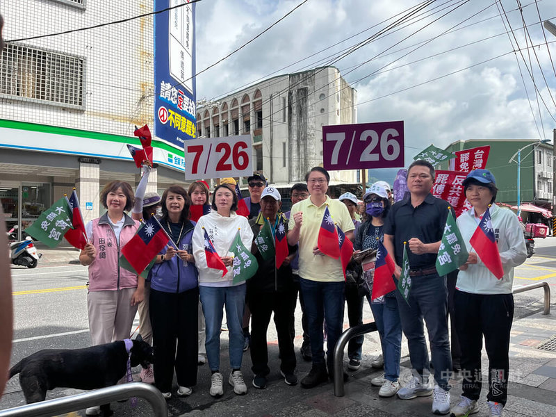 民進黨秘書長林右昌(前右4)13日到花蓮縣吉安鄉掃街時表示,罷免國民黨立委傅崐萁已是花蓮最大公約數。中央社記者盧太城花蓮攝 114年7月13日
