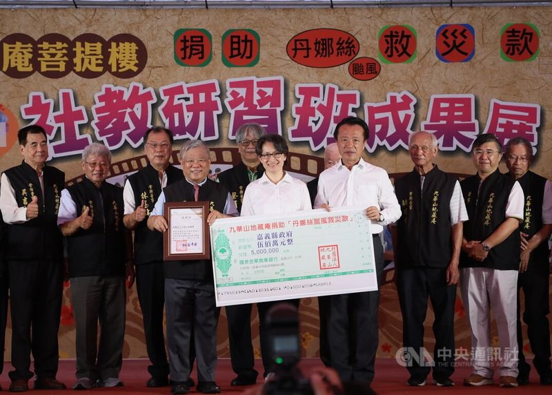 副總統蕭美琴(前中)13日出席嘉義九華山地藏庵社教研習班成果展與捐血活動,見證九華山地藏庵捐助嘉義縣政府、嘉義市政府各新台幣500萬元救災款。前左為九華山地藏庵董事長黃俊森,前右為嘉義縣長翁章梁。中央社記者蔡智明攝 114年7月13日