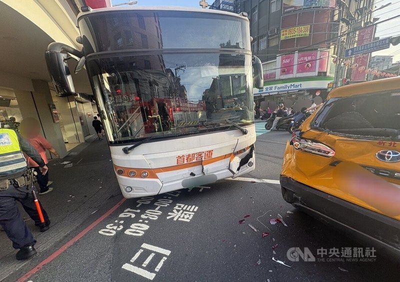 新北市中和區員山路13日下午發生公車綠燈起步時，不知何故衝撞前方汽機車，部分騎士見狀趕緊往前衝，逃過一劫，但仍有車輛遭撞擊，其中洪姓機車騎士後座妻子跌落遭輾，送醫不治。（翻攝照片）中央社記者王鴻國傳真  114年7月13日