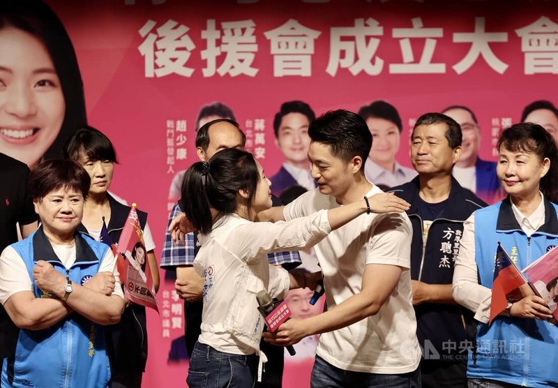 國民黨立委徐巧芯(前左2)反惡罷後援會成立大會13日上午在台北市議會舉行,台北市長蔣萬安(前右2)與徐巧芯擁抱,為徐巧芯加油打氣。中央社記者王飛華攝 114年7月13日