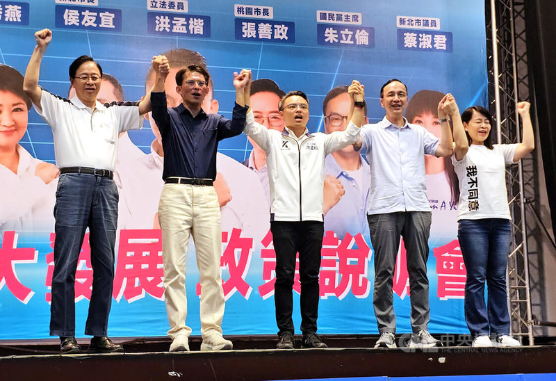 國民黨立委洪孟楷(中)13日在北海岸發動多場宣導活動,呼籲民眾響應反罷免,國民黨主席朱立倫(右2)、民眾黨主席黃國昌(左2)及桃園市長張善政(左)等人都到場站台助講。中央社記者王鴻國攝 114年7月13日