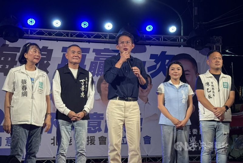 民眾黨主席黃國昌（中）13日晚間到雲林北港參加國民黨立委丁學忠（左2）反罷免宣講活動時表示，颱風丹娜絲造成雲林嚴重農損，卻未列入全品項現金救助地區，強調施政不可分顏色、黨派。右2為國民黨立委張嘉郡。中央社記者蔡智明攝  114年7月13日