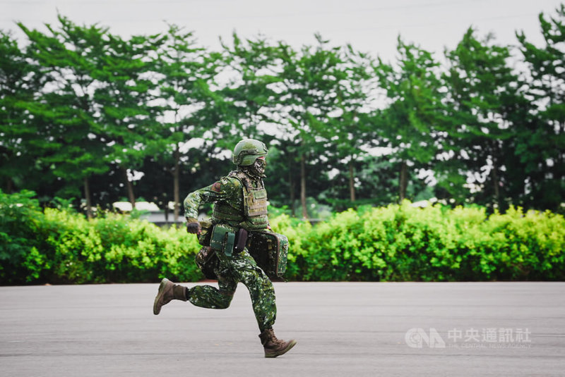 圖為官兵持遠端發射裝置。中央社記者游凱翔攝 114年7月13日