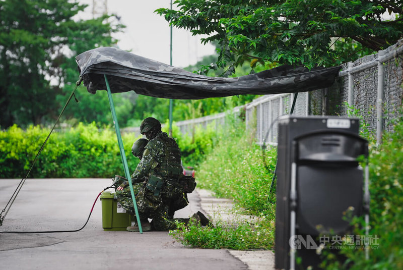 21砲指部的陸射劍二發射車進入桃園蘆竹一帶戰術區域,官兵採遠端控制器發射,目的是提高戰場存活率。中央社記者游凱翔攝 114年7月13日