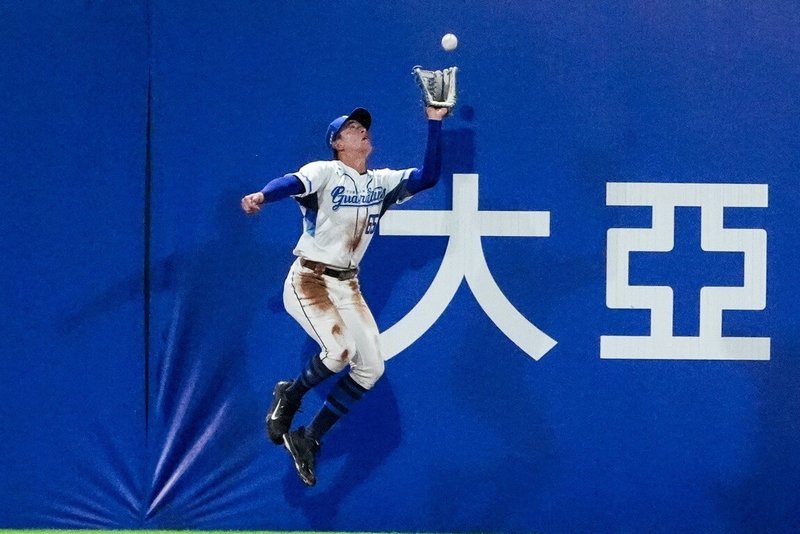 中華職棒富邦悍將隊野手蔡佳諺（圖）相隔3個月再回一軍，11日賽事代打上場，8局下敲出安打，9局接替守左外野也有美技守備，接殺一記深遠飛球。（富邦悍將提供）中央社記者謝靜雯傳真 114年7月13日