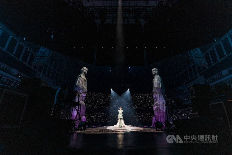 韓流天王G-Dragon權志龍13日晚間在台北小巨蛋迎接本次來台第3場演唱會,在全場歌迷大合唱後,最後就以UNTITLED為演出畫下溫馨句點。((C) GALAXY CORPORATION提供)中央社記者王心妤傳真 114年7月13日