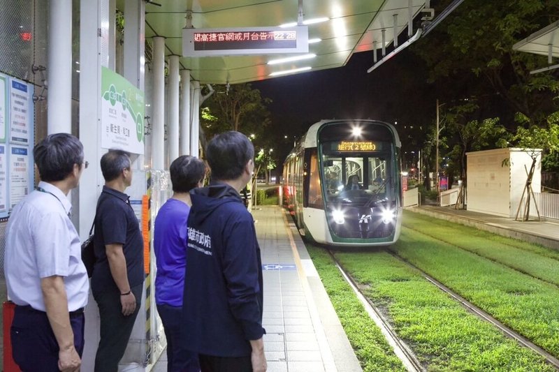 高雄輕軌末班車營運時間12日起延長至晚間10時30分,高雄捷運公司13日表示,首日實施成果良好。(高雄捷運公司提供)中央社記者蔡孟妤傳真 114年7月13日