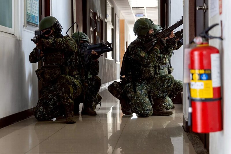 第一作戰區13日在澎湖機場進行反機降實兵演練,澎防部執行馬公機場反空(機)降作戰任務,強化官兵戰場應變能力與指管協調效率。(澎湖防衛部提供)中央社 114年7月13日