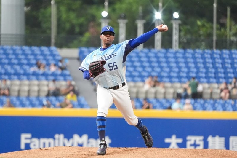 中職富邦悍將隊洋投力亞士（Roenis Elías）（圖）12日雖吞敗，但繳出6局失1分好投、近4戰都是優質先發。（富邦悍將提供）中央社記者謝靜雯傳真　114年7月13日
