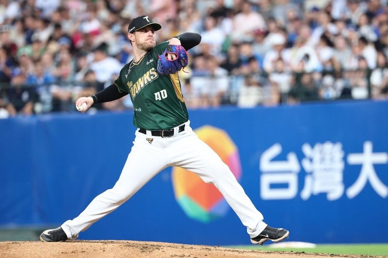 中華職棒台鋼雄鷹隊洋投後勁(Bradin Hagens)(圖)12日先發登板,用96球投6局,被敲4支安打,投出6次三振、1次四壞保送,無失分,奪個人本季第9勝、跨季19連勝,再2場就追平由退役球員潘威倫保持的跨季21連勝紀錄。(台鋼雄鷹提供)中央社記者謝靜雯傳真 114年7月13日