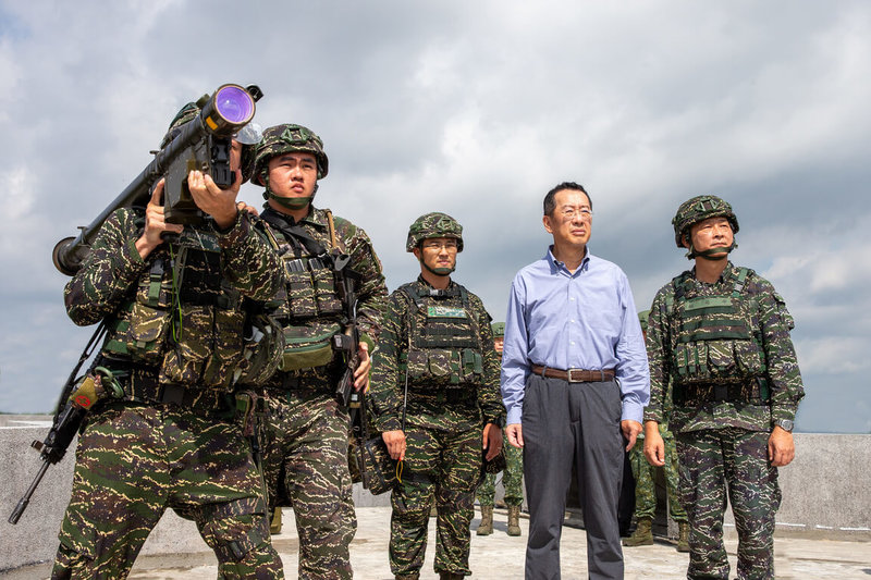 國防部長顧立雄(右2)13日視導海軍陸戰隊防空部隊,肯定官兵迅速完成接戰程序,並熟悉雙聯裝刺針飛彈及人攜式刺針飛彈(左1)等裝備。(國防部提供)中央社記者游凱翔傳真 114年7月13日