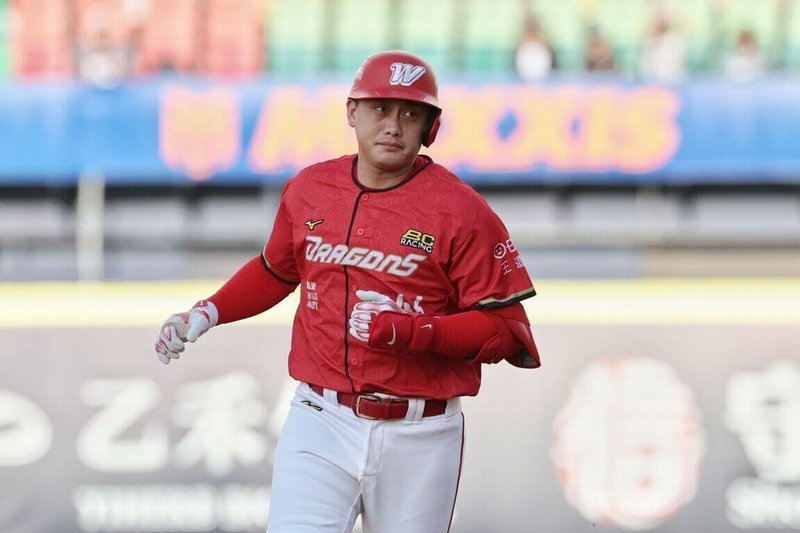中華職棒味全龍隊13日賽事團隊共敲14支安打,其中劉基鴻首局就轟出3分砲,本季第7轟出爐,單場包辦4分打點,率隊以8比1擊退中信兄弟隊。(味全龍隊提供)中央社記者楊啟芳傳真 114年7月13日