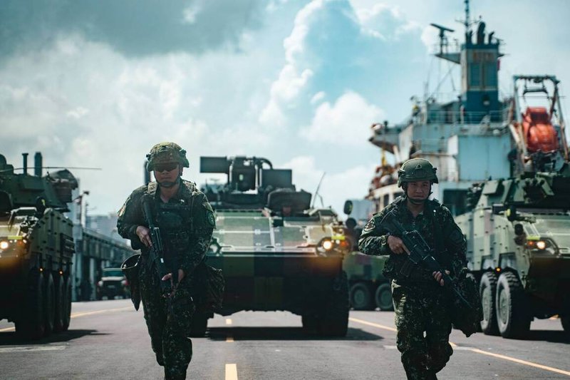 漢光41號實兵演習13日進入第5天,機步333旅接獲敵情後,出動雲豹八輪甲車挺進高雄港區,熟悉自身戰術位置。(四戰區提供)中央社記者游凱翔傳真 114年7月13日