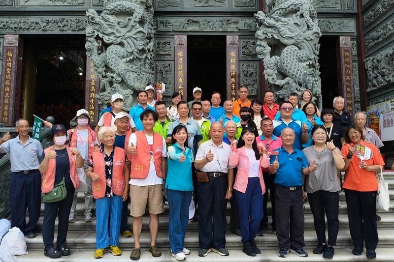 桃園罷團13日帶領志工號召楊梅在地居民一起登山健走,志工們沿途主動問候並說明罷免訴求,前民進黨立委高嘉瑜(前右4)等人也到場參與,並赴錫福宮參拜、催票。(「全力一擊.罷免涂權吉」團隊提供)中央社記者吳睿騏桃園傳真 114年7月13日