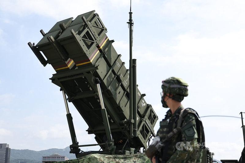 國軍「漢光41號」演習實兵操演13日進入第5天,愛國者防空飛彈車進駐台北市觀山河濱公園。中央社記者翁睿坤攝 114年7月13日