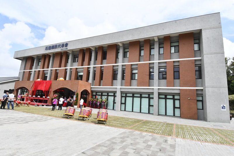 彰化花壇鄉公所、藝文館暨代表會辦公廳舍13日落成啟用,新完工的鄉公所等廳舍原址是廢棄老舊營區,改建成為有藝術場域、大型展示空間的花壇新地標。中央社記者吳哲豪彰化攝 114年7月13日