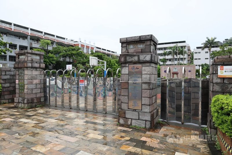 私立建臺高中日前分科測驗報名作業疏失事件造成23名學生受影響，校方13日召開家長說明會，說明事件經過、處理進度與後續輔導機制，14名家長出席，校方表示，未出席家長也會設立專屬意見表單及聯絡窗口。中央社記者魯鋼駿攝  114年7月13日