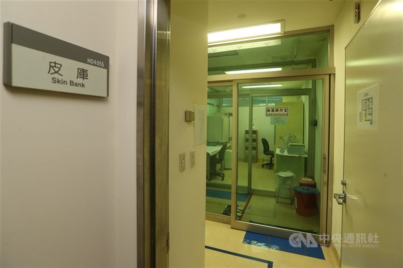八仙樂園塵爆事件發生後，三軍總醫院內湖院區曾向媒體展示院內皮庫，大體皮膚冷凍保存其中。（中央社檔案照片）