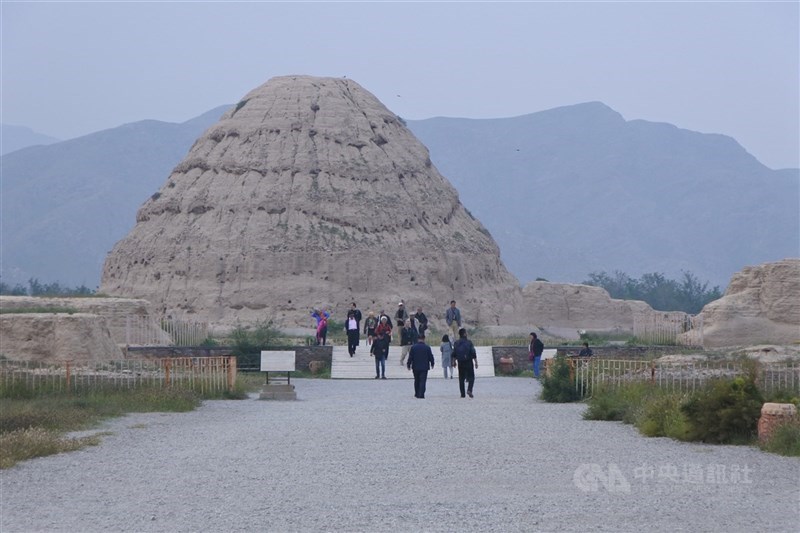 西夏王朝陵墓遺址群「西夏陵」經聯合國教科文組織第47屆世界遺產大會決議列入世界遺產名錄。圖中是西夏開國皇帝景宗李元昊之陵,在園區現存9座帝陵中保存最好也最有特色。(中央社檔案照片)