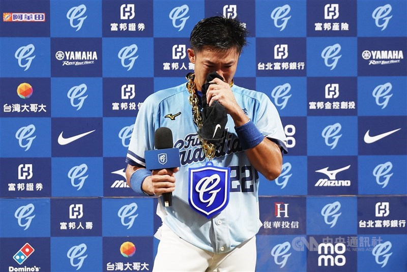 中職富邦悍將隊李宗賢13日比賽9局下半關鍵時刻代打敲出再見安，賽後獲選單場MVP。他受訪時想起經歷狀況不好、傷勢煎熬，內心澎湃，在頒獎台上激動落淚，感謝老婆和小孩成為支撐力量。中央社記者張新偉攝 114年7月13日
