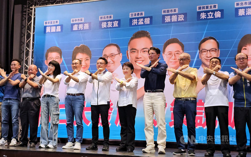 大罷免行動首波投票在即,國民黨立委洪孟楷(右6)13日在北海岸發動多場宣講活動,包含民眾黨主席黃國昌(右4)、台中市長盧秀燕(右5)、新北市長侯友宜(右7)、前監察院長王建煊(右3)等人都現身力挺,呼籲選民一起反惡罷。中央社記者王鴻國攝 114年7月13日