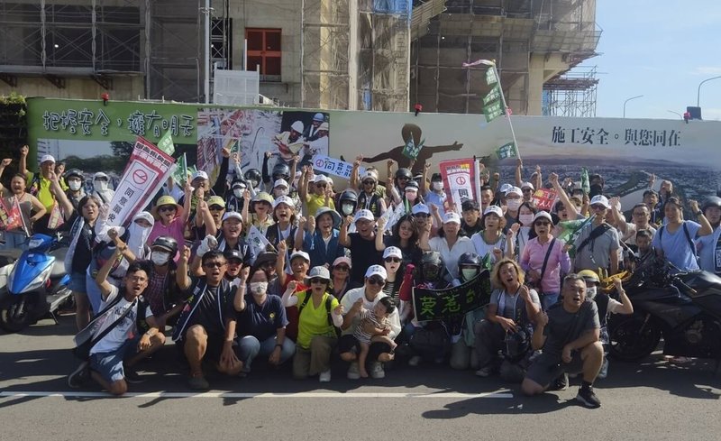 大罷免行動首波投票26日即將登場,民進黨新北市黨部及罷免團體持續動員催票,除街頭宣講外,也有多名志工騎機車遊行,呼籲民眾同意罷免。(罷團提供)中央社記者王鴻國傳真 114年7月13日