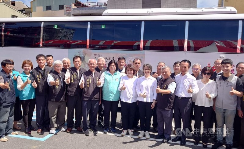 副總統蕭美琴(前排右5)13日出席嘉義九華山地藏庵社教研習班成果展與捐血活動,與嘉義縣長翁章梁(前排右3)、嘉義市長黃敏惠(前排右6)、民進黨立委王美惠(前排右7)等人在電動式大型捐血車前合影。中央社記者蔡智明攝 114年7月13日