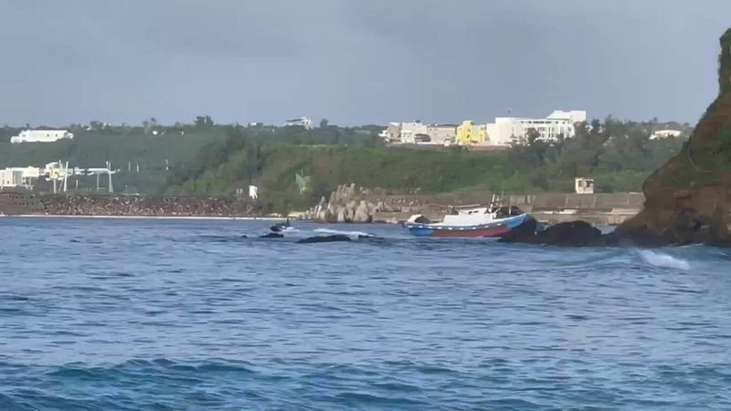 屏東南灣海域11日晚間有漁船因海象不佳遭浪拍打斷錨導致擱淺,13日上午已完成拖救。墾丁國家公園管理處表示,船舶有些微油料外洩,屬輕柴油暫無環境污染疑慮,持續監控中。(海巡署第八巡防區提供)中央社記者黃郁菁傳真 114年7月13日