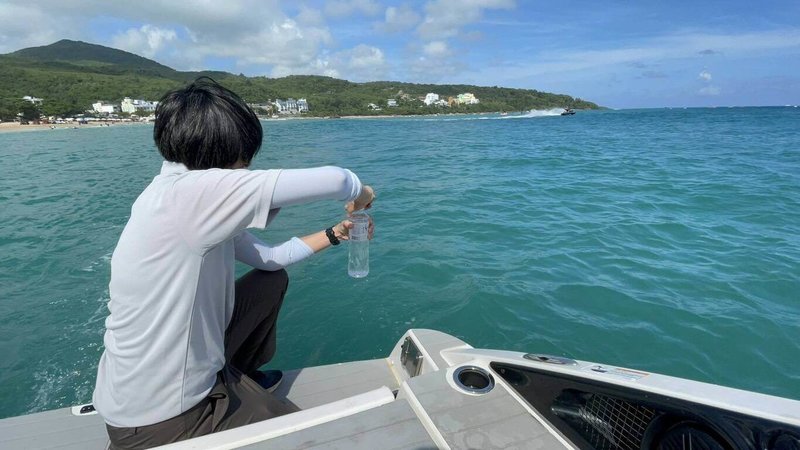 屏東墾丁南灣海域12日有民眾指出油味重,墾管處13日表示,12日下午船舶確有油料外洩,判斷屬漁船用柴油,會慢慢被海水打散並逐漸揮發,也派員到場採樣勘查,13日下午現場已無大量油污及柴油味。(墾丁國家公園管理處提供)中央社記者黃郁菁傳真 114年7月13日