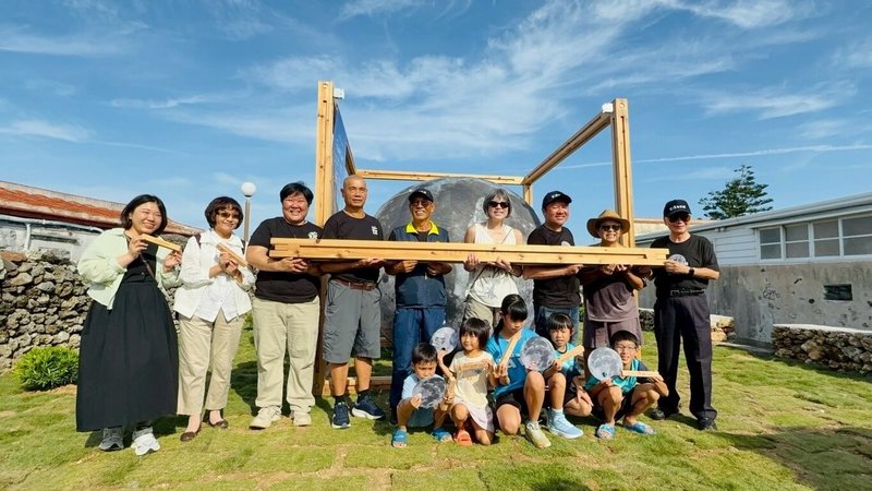 由台日共丸聯盟發起的「台灣自己館」行動計畫13日傍晚在澎湖二崁傳統聚落完成立起其中12根木柱,並為Taiwan On The Moon點燈,盼讓台灣文化被世界看見。(澎湖二崁社區提供)中央社 114年7月13日