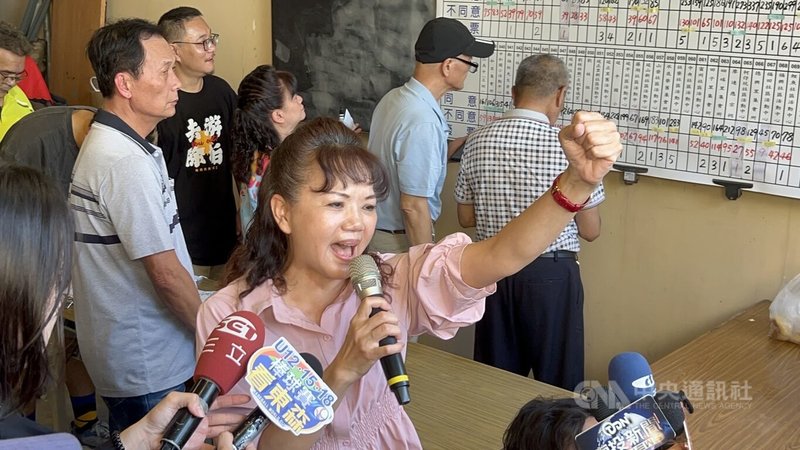 民進黨南投縣議員陳玉鈴（前中）罷免案未過關，她13日受訪時強調，感謝鄉親信任，也會深自檢討是否有沒做好之處，將繼續努力讓地方更好。中央社記者吳哲豪攝  114年7月13日
