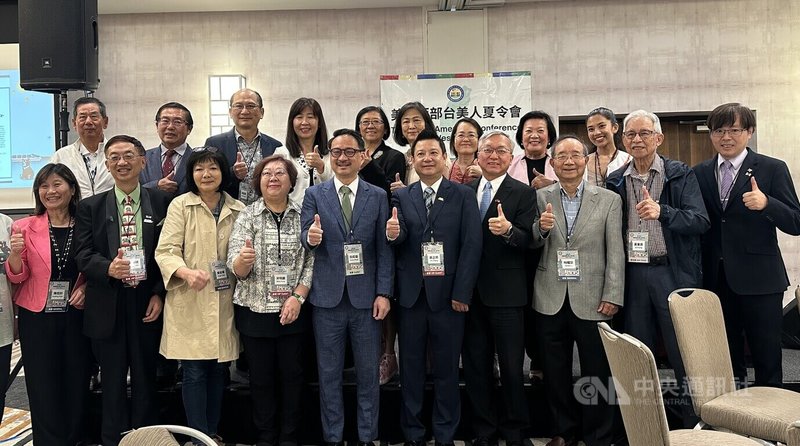 美西台美人夏令會邀請僑委會副委員長阮昭雄(前排左5)等人出席演說。中央社記者張欣瑜舊金山攝 114年7月13日