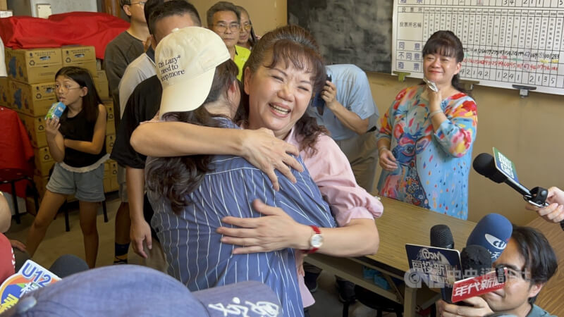 民主進步黨籍南投縣議員陳玉鈴(粉紅色上衣者)罷免案13日投、開票,罷免團體傍晚5時許自行宣布罷免案不通過。中央社記者吳哲豪攝 114年7月13日