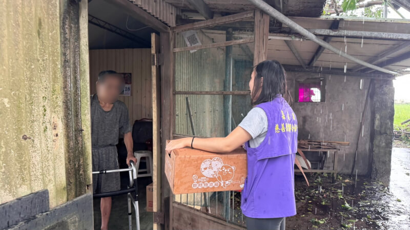 嘉義縣許多獨居長者及弱勢家庭受颱風丹娜絲影響斷糧，縣府社會局啟動災害應變機制，透過社工、鄉鎮市公所關懷訪視，結合「嘉義縣物資銀行」緊急提供生活支援。（嘉義縣政府提供）中央社記者蔡智明傳真  114年7月13日