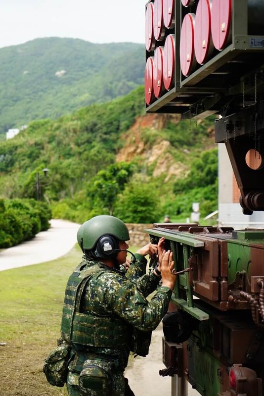 陸軍馬祖防衛指揮部配合「漢光41號演習」進程,13日運用「雷霆2000多管火箭」實施射擊操演,模擬敵艦進入特定海域航道時,依令實施遠距離飛彈打擊。(馬祖防衛指揮部提供)中央社記者王鴻國傳真 114年7月13日