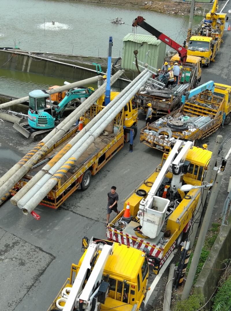 颱風丹娜絲造成嘉義縣大停電，台電工班總動員，13日在沿海地區全力搶修電力。（台電提供）中央社記者蔡智明傳真　114年7月13日