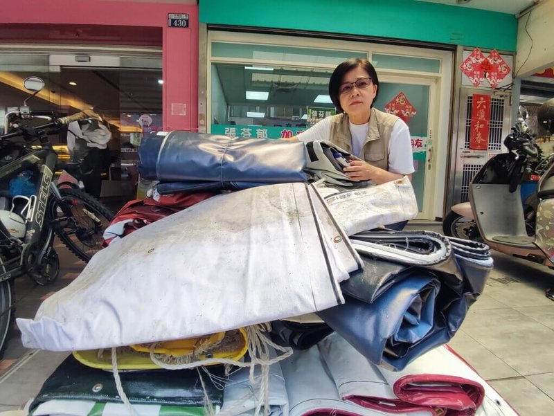 颱風丹娜絲重創台南,許多磚瓦屋頂遭掀翻,民進黨籍台中市議員張芬郁募集二手帆布,提供民眾索取載回台南地區供災民鋪蓋屋頂。(張芬郁提供)中央社記者趙麗妍傳真 114年7月14日