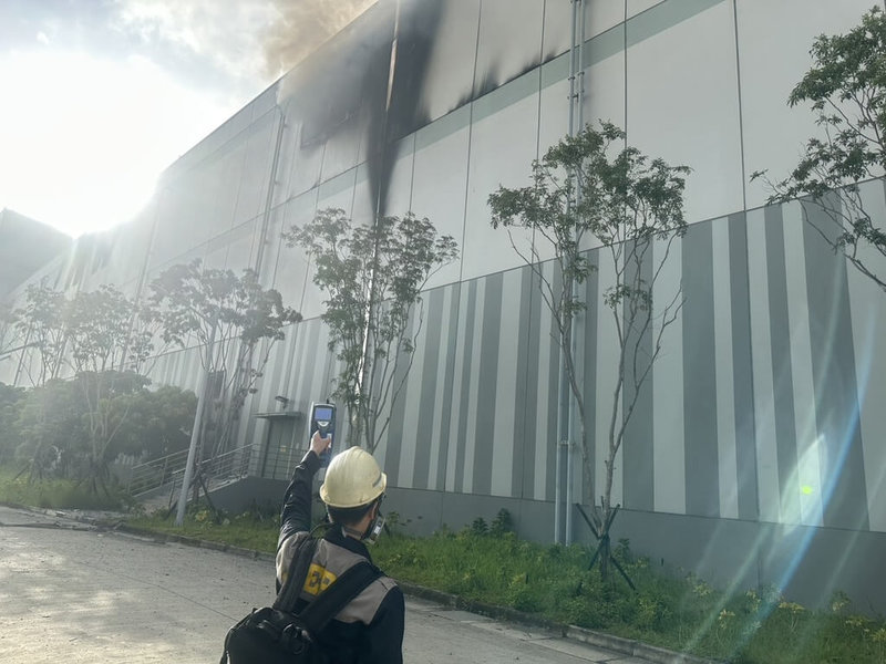 高雄市小港區三元能源公司鋰電池工廠14日清晨起火，現場建築冒出大量濃煙，高雄市政府環保局空污小組派員現場檢測。（高雄市政府環保局提供）中央社記者張已亷傳真  114年7月14日