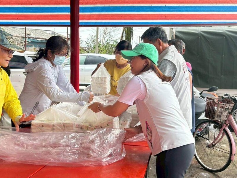 颱風丹娜絲造成嘉南嚴重災情,中華民國餐盒食品商業同業公會全國聯合會與南部餐盒食品商業同業公會緊急動員,發起便當募集行動,預計共可支援8000份餐點給災區。(中華民國餐盒食品商業同業公會全國聯合會提供)中央社記者余曉涵傳真 114年7月14日