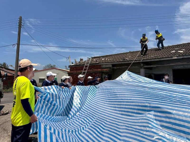 嘉義沿海鄉鎮受颱風丹娜絲重創，強風吹掀屋頂、房屋嚴重破損，慈濟志工13日不僅提供100件帆布可遮風擋雨，還協助在屋頂鋪設帆布。（慈濟嘉義聯絡處提供）中央社記者黃國芳傳真  114年7月14日