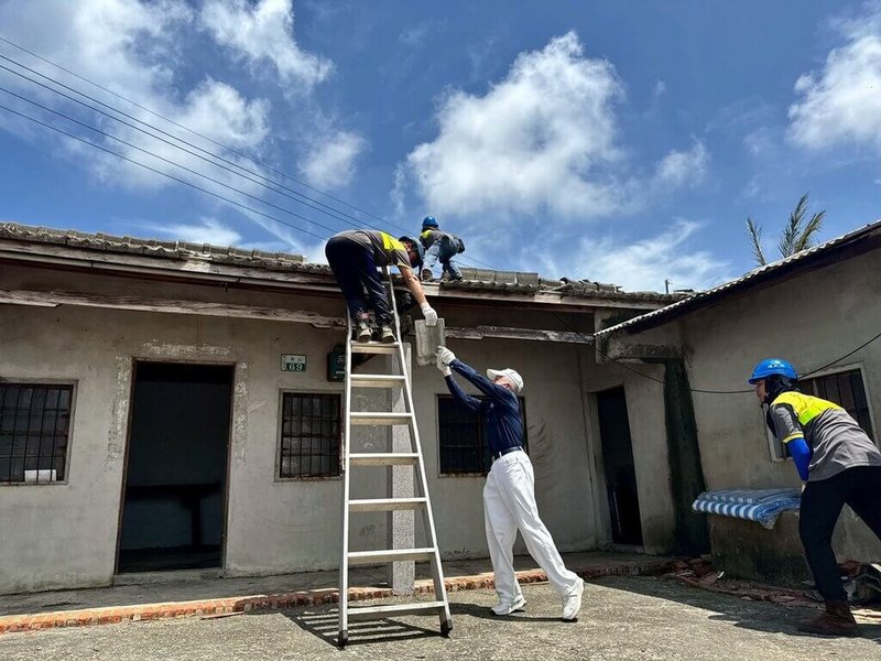 嘉義沿海鄉鎮受颱風丹娜絲重創,強風吹掀屋頂、房屋嚴重破損,慈濟志工13日不僅提供帆布可遮風擋雨,還協助災民災後復原工作。(慈濟嘉義聯絡處提供)中央社記者黃國芳傳真 114年7月14日